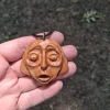 Zadziwienie - Ręcznie rzeźbiona drewniana zawieszka / Wonder - Hand-carved wooden pendant